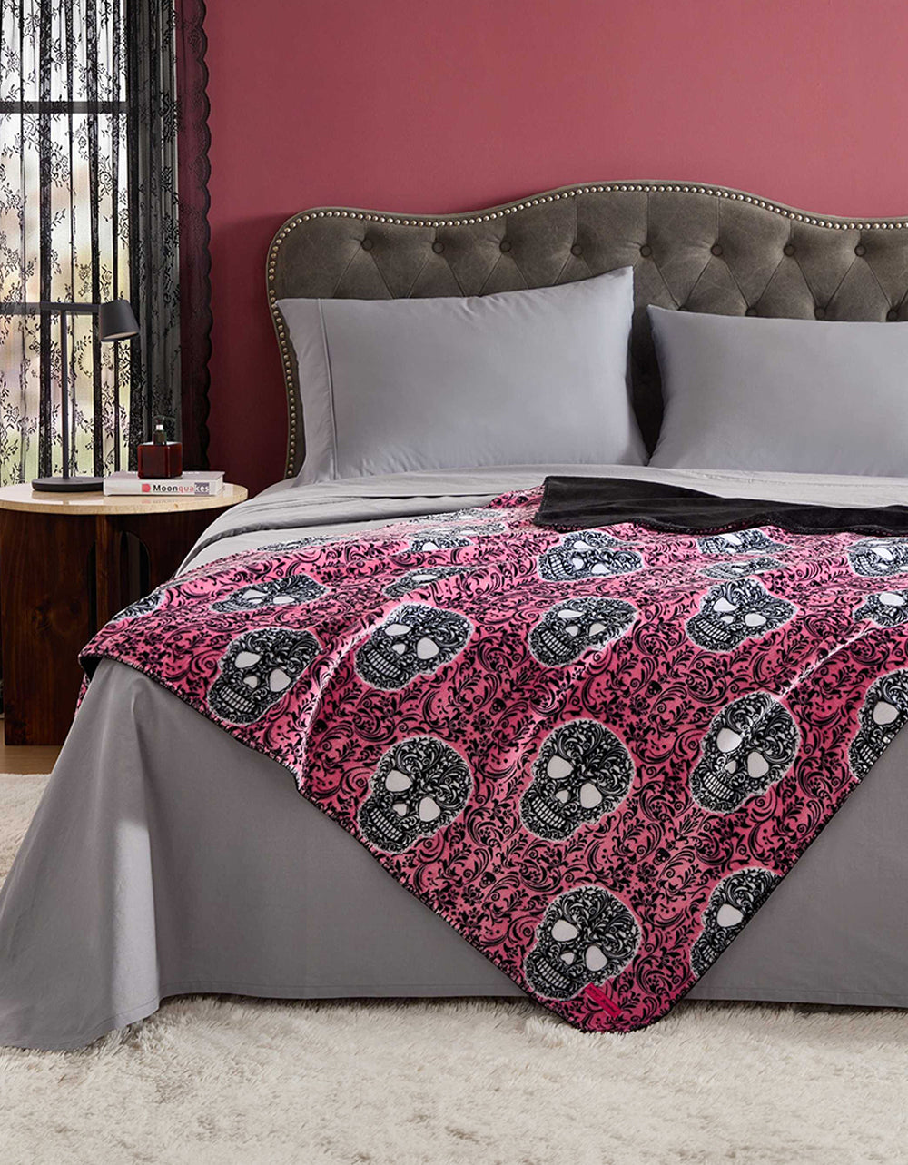 ANTIQUE SKULL 50" X 70" THROW BLANKET BLACK - ACCESSORIES - Betsey Johnson - view 5