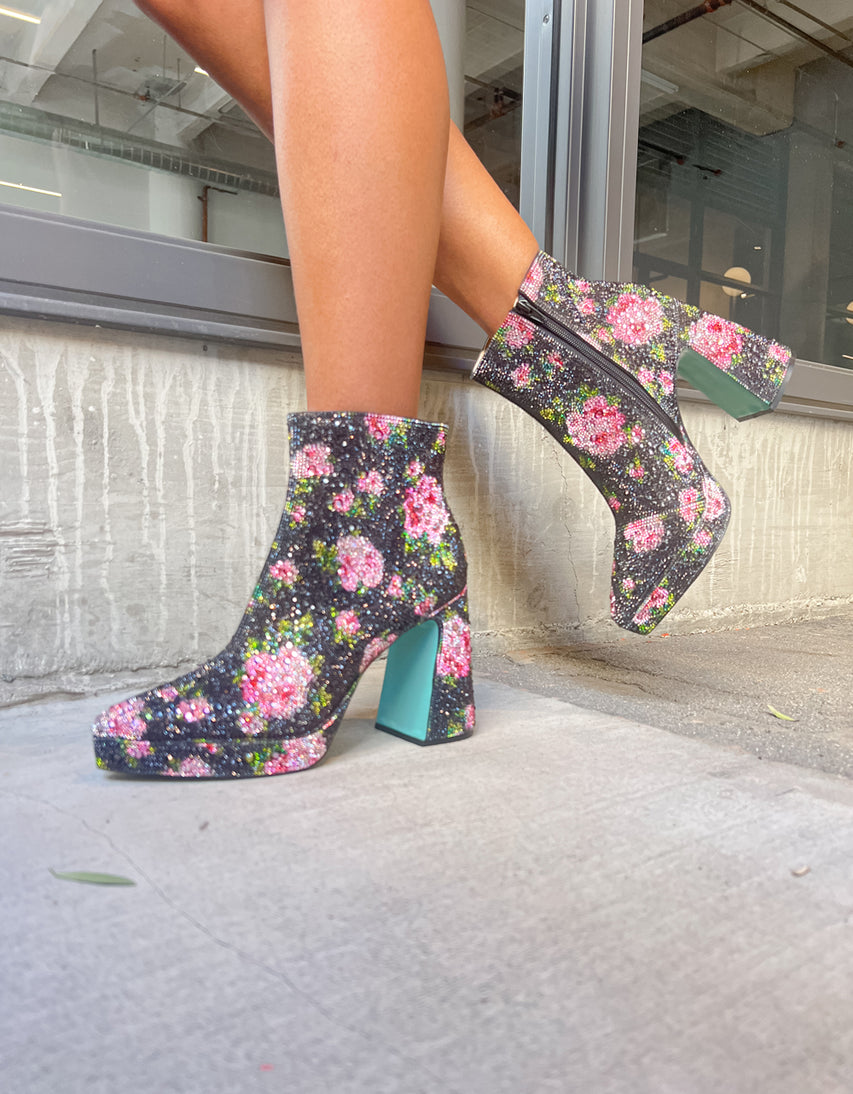 DELLA BLACK/PINK FLORAL - SHOES - Betsey Johnson